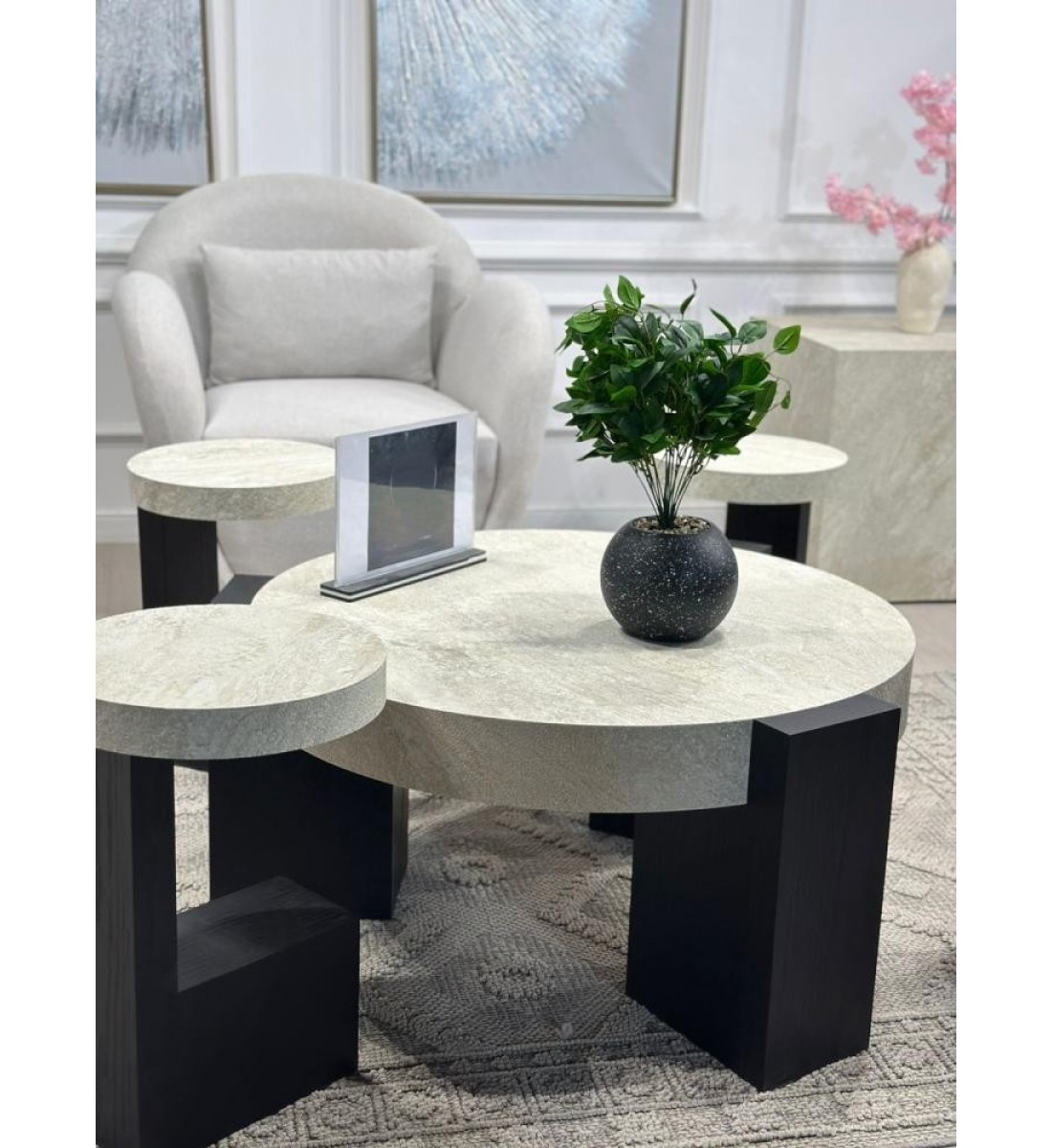 طقم طاولات 5قطع سطح بديل الرخام سطح خشن لون اسود  قاعده خشب سنديان