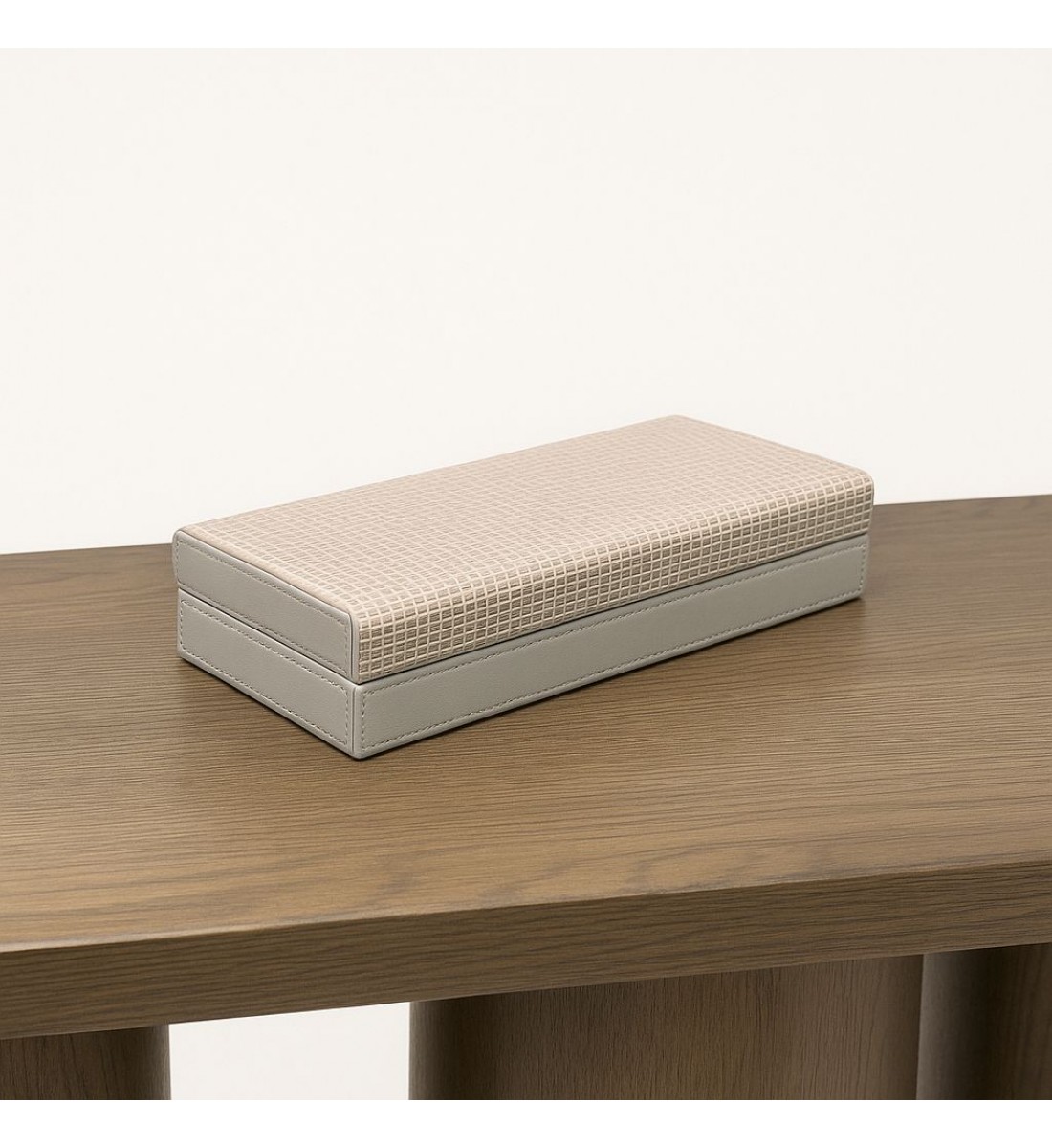 صندوق أنيق بتصميم فاخر يجمع بين العصرية واللمسة الكلاسيكية. يتميز بغطاء علوي منقوش130×15×7سم صندوق أنيق بتصميم فاخر يجمع بين العصرية واللمسة الكلاسيكية. يتميز بغطاء علوي منقوش130×15×7سم