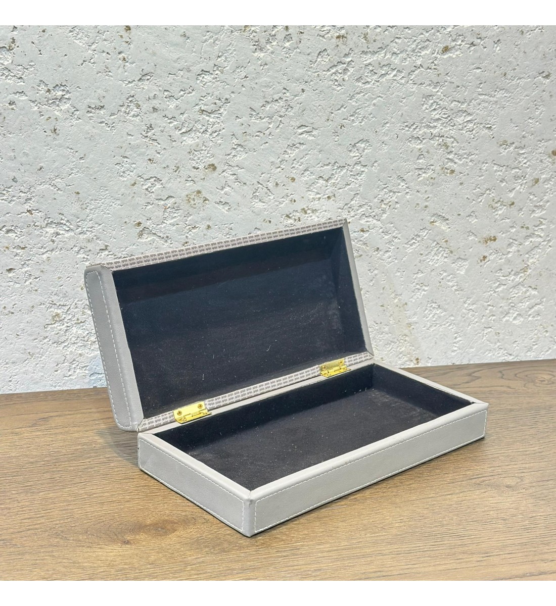 صندوق أنيق بتصميم فاخر يجمع بين العصرية واللمسة الكلاسيكية. يتميز بغطاء علوي منقوش130×15×7سم صندوق أنيق بتصميم فاخر يجمع بين العصرية واللمسة الكلاسيكية. يتميز بغطاء علوي منقوش130×15×7سم