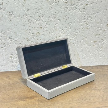 صندوق أنيق بتصميم فاخر يجمع بين العصرية واللمسة الكلاسيكية. يتميز بغطاء علوي منقوش130×15×7سم 