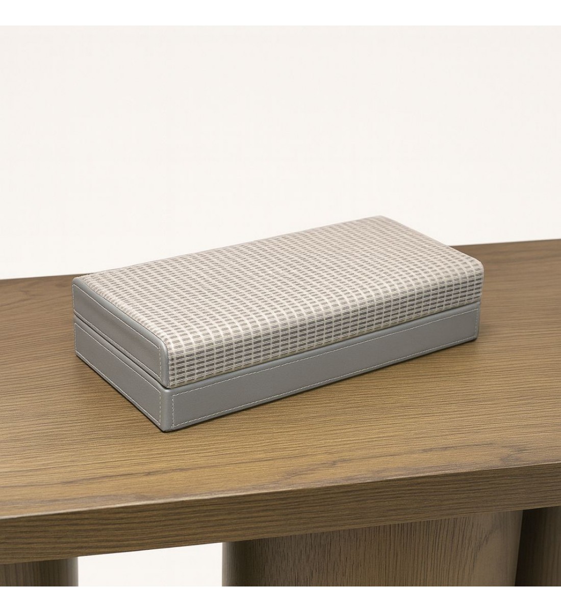 صندوق أنيق بتصميم فاخر يجمع بين العصرية واللمسة الكلاسيكية. يتميز بغطاء علوي منقوش130×15×7سم صندوق أنيق بتصميم فاخر يجمع بين العصرية واللمسة الكلاسيكية. يتميز بغطاء علوي منقوش130×15×7سم