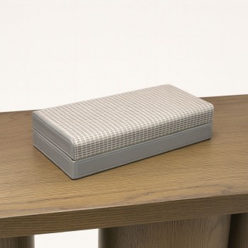 صندوق أنيق بتصميم فاخر يجمع بين العصرية واللمسة الكلاسيكية. يتميز بغطاء علوي منقوش130×15×7سم 