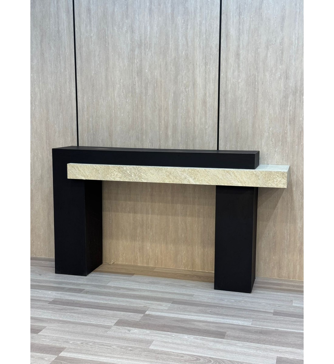 طاولة مدخل ديكور اسود علي بيج تصميم هندسي فريد 160×40×90سم 