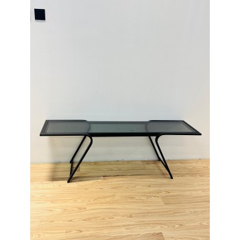 طاولة  بلازما مستطيلة بسطح من الزجاج الشفاف المموّه مع إطار معدني باللون الأسود140×34×45سم 