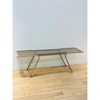 طاولة  بلازما مستطيلة بسطح من الزجاج الشفاف المموّه مع إطار معدني باللون الذهبي الفاتح 140×34×45سم 