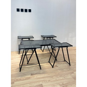 طقم متكامل من خمس طاولات بسطح زجاجي شفاف مائل للدخاني، مع هيكل معدني أسود يمنحها صلابة وأناقة في آن واحد 5قطع