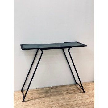 طاولة مدخل عصرية بتصميم انسيابي يجمع بين الزجاج الشفاف المائل للدخاني والإطار المعدني الأسود المتين 110×34×90سم 