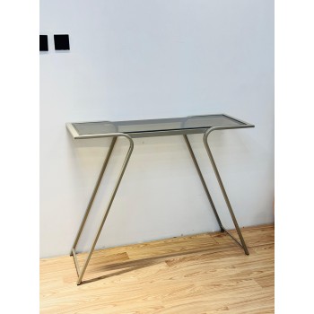 طاولة مدخل عصرية بتصميم انسيابي يجمع بين الزجاج الشفاف المائل للدخاني والإطار المعدني الذهبي الفاتح المتين 110×34×90سم 