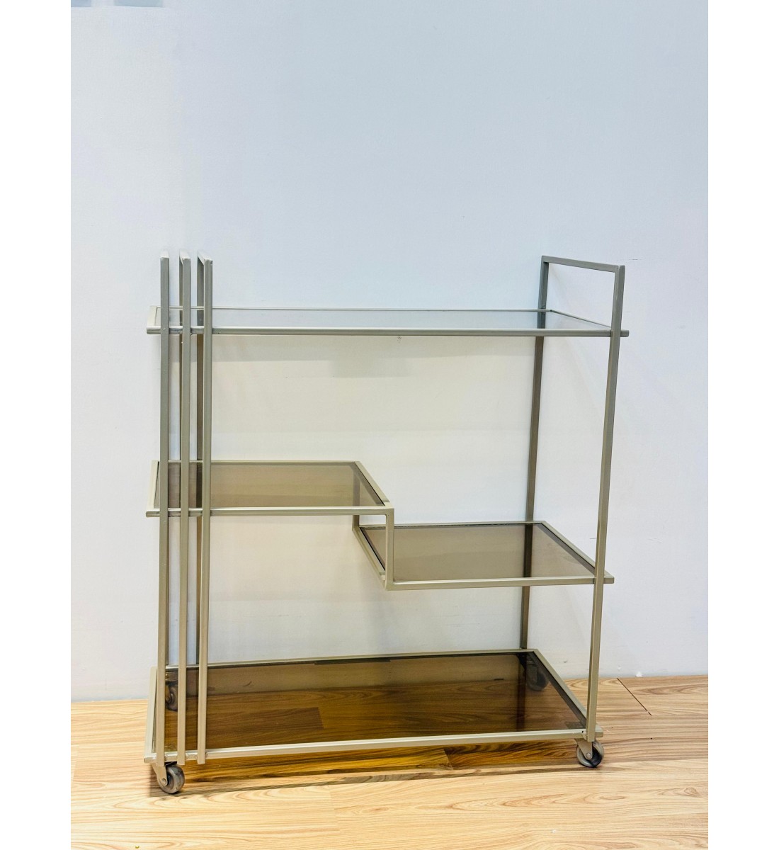 عربية قهوة 3دور مصنوعه من الزجاج عالي الجودة والحديد الصلب الذهبي الفاتح 80×40×90سم عربية قهوة 3دور مصنوعه من الزجاج عالي الجودة والحديد الصلب الذهبي الفاتح 80×40×90سم