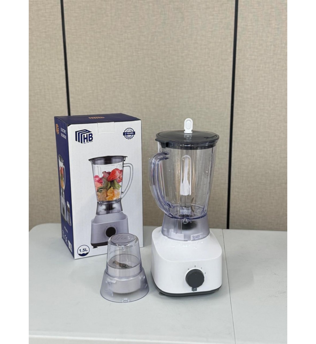 خلاط كهربائي من ماركة HB بسعة 1.5 لتر، عملي بتصميم أنيق يجمع بين الكفاءة وسهولة الاستخدام.