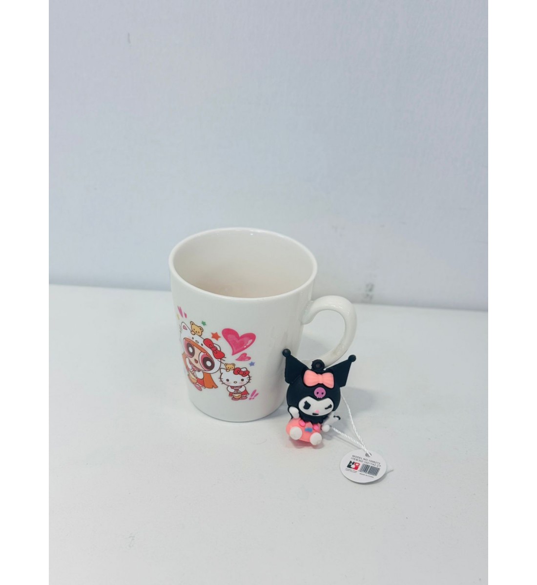 كوب شخصية كرومي تحمل دميتها اللون الابيض والوردي شكل ولون جديد لمحبين االقهوة الساخنة حيث ان التصميم يحافظ على درجة حرارة المشروبات الساخنة كوب شخصية كرومي تحمل دميتها اللون الابيض والوردي شكل ولون جديد لمحبين االقهوة الساخنة حيث ان التصميم يحافظ على درجة حرارة المشروبات الساخنة