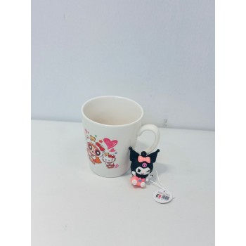 كوب شخصية كرومي تحمل دميتها اللون الابيض والوردي  شكل ولون جديد لمحبين االقهوة الساخنة حيث ان التصميم يحافظ على درجة حرارة المشروبات الساخنة