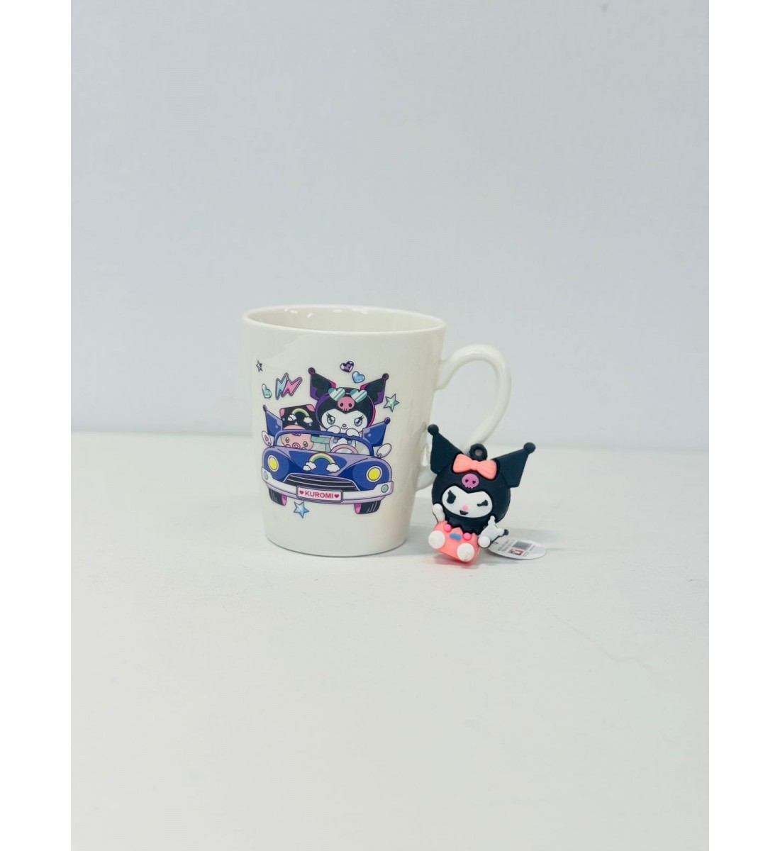 كوب شخصية كرومي تحمل دميتها اللون الابيض والازرق شكل ولون جديد لمحبين االقهوة الساخنة حيث ان التصميم يحافظ على درجة حرارة المشروبات الساخنة كوب شخصية كرومي تحمل دميتها اللون الابيض والازرق شكل ولون جديد لمحبين االقهوة الساخنة حيث ان التصميم يحافظ على درجة حرارة المشروبات الساخنة