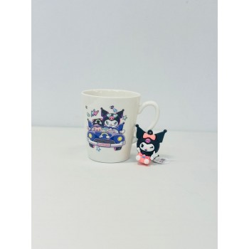 كوب شخصية كرومي تحمل دميتها اللون الابيض والازرق   شكل ولون جديد لمحبين االقهوة الساخنة حيث ان التصميم يحافظ على درجة حرارة المشروبات الساخنة