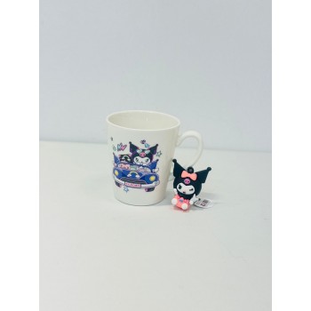 كوب شخصية كرومي تحمل دميتها اللون الابيض والازرق   شكل ولون جديد لمحبين االقهوة الساخنة حيث ان التصميم يحافظ على درجة حرارة المشروبات الساخنة