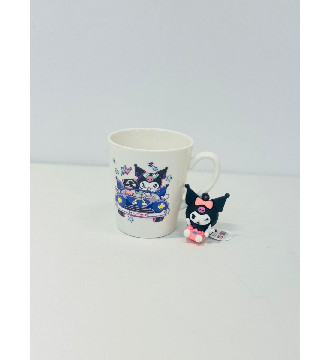 كوب شخصية كرومي تحمل دميتها اللون الابيض والازرق شكل ولون جديد لمحبين االقهوة الساخنة حيث ان التصميم يحافظ على درجة حرارة المشروبات الساخنة كوب شخصية كرومي تحمل دميتها اللون الابيض والازرق شكل ولون جديد لمحبين االقهوة الساخنة حيث ان التصميم يحافظ على درجة حرارة المشروبات الساخنة