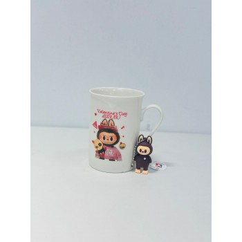 كوب شخصية كرومي تحمل دميتها اللون الابيض والوردي  شكل ولون جديد لمحبين االقهوة الساخنة حيث ان التصميم يحافظ على درجة حرارة المشروبات الساخنة