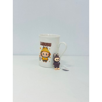 كوب شخصية كرومي تحمل دميتها اللون الابيض والاصفر شكل ولون جديد لمحبين االقهوة الساخنة حيث ان التصميم يحافظ على درجة حرارة المشروبات الساخنة