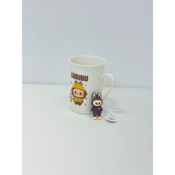 كوب شخصية كرومي تحمل دميتها اللون الابيض والاصفر شكل ولون جديد لمحبين االقهوة الساخنة حيث ان التصميم يحافظ على درجة حرارة المشروبات الساخنة