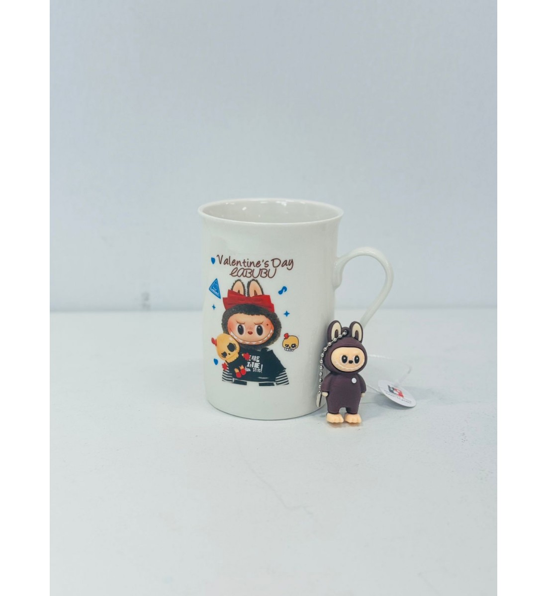 كوب شخصية كرومي تحمل دميتها اللون الابيض الاسود شكل ولون جديد لمحبين االقهوة الساخنة حيث ان التصميم يحافظ على درجة حرارة المشروبات الساخنة كوب شخصية كرومي تحمل دميتها اللون الابيض الاسود شكل ولون جديد لمحبين االقهوة الساخنة حيث ان التصميم يحافظ على درجة حرارة المشروبات الساخنة