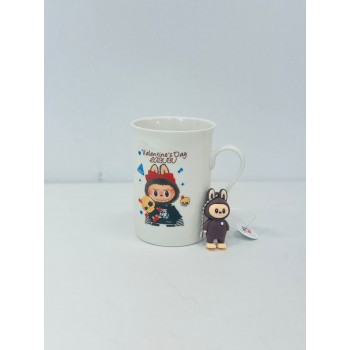 كوب شخصية كرومي تحمل دميتها اللون الابيض الاسود شكل ولون جديد لمحبين االقهوة الساخنة حيث ان التصميم يحافظ على درجة حرارة المشروبات الساخنة