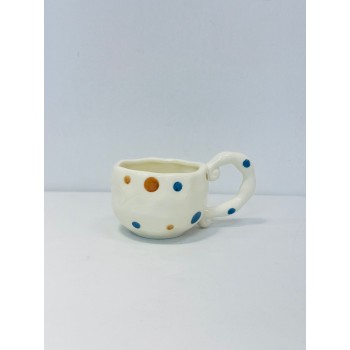 كوب خزفي بلون أبيض عاجي ناعم، منفط الازرق والبني