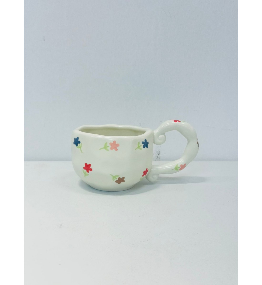 كوب خزفي بلون أبيض عاجي ناعم، مورد الازرق الوردي والاحمر 