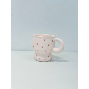 كوب خزفي بلون وردي  ناعم، مورد بالاحرف احمر 