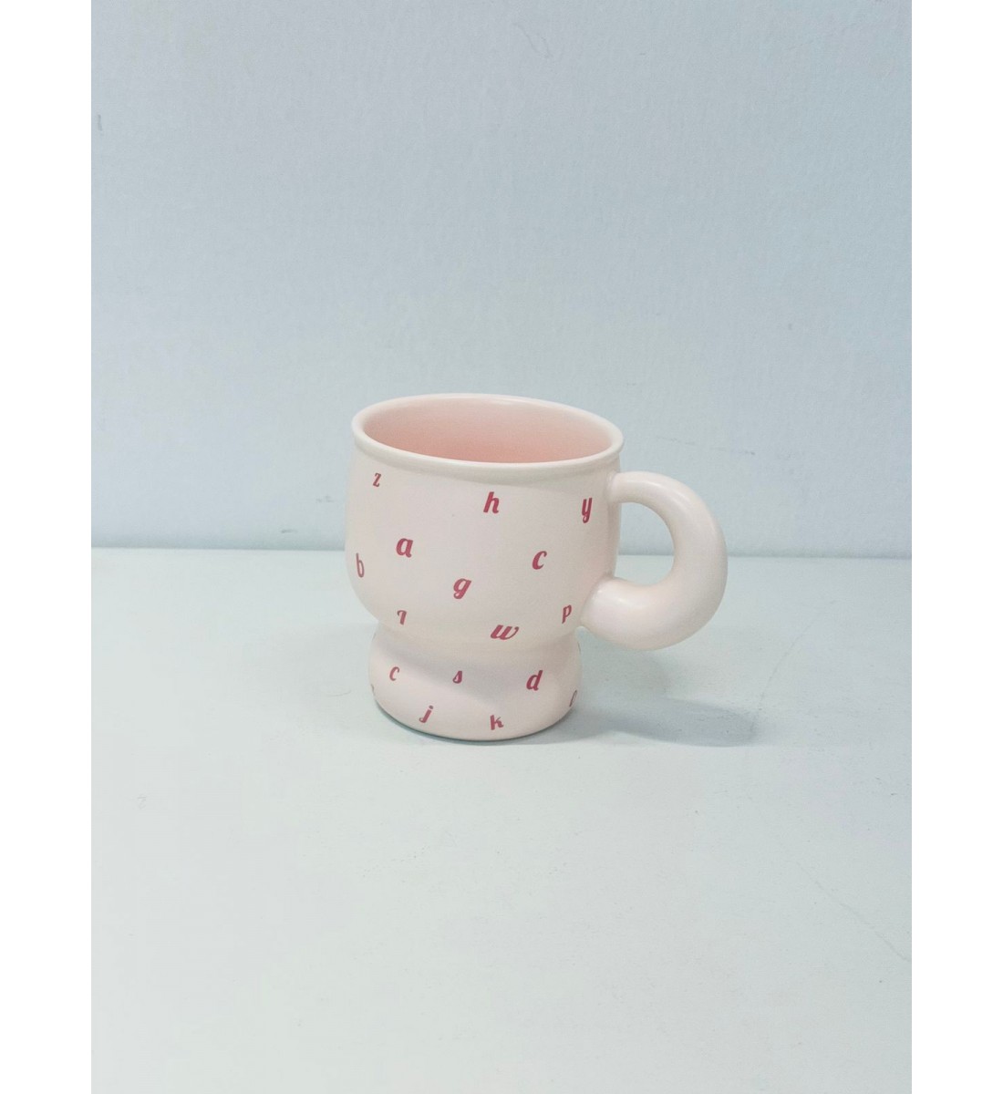 كوب خزفي بلون وردي  ناعم، مورد بالاحرف احمر 