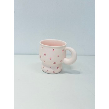 كوب خزفي بلون وردي  ناعم، مورد بالاحرف احمر 