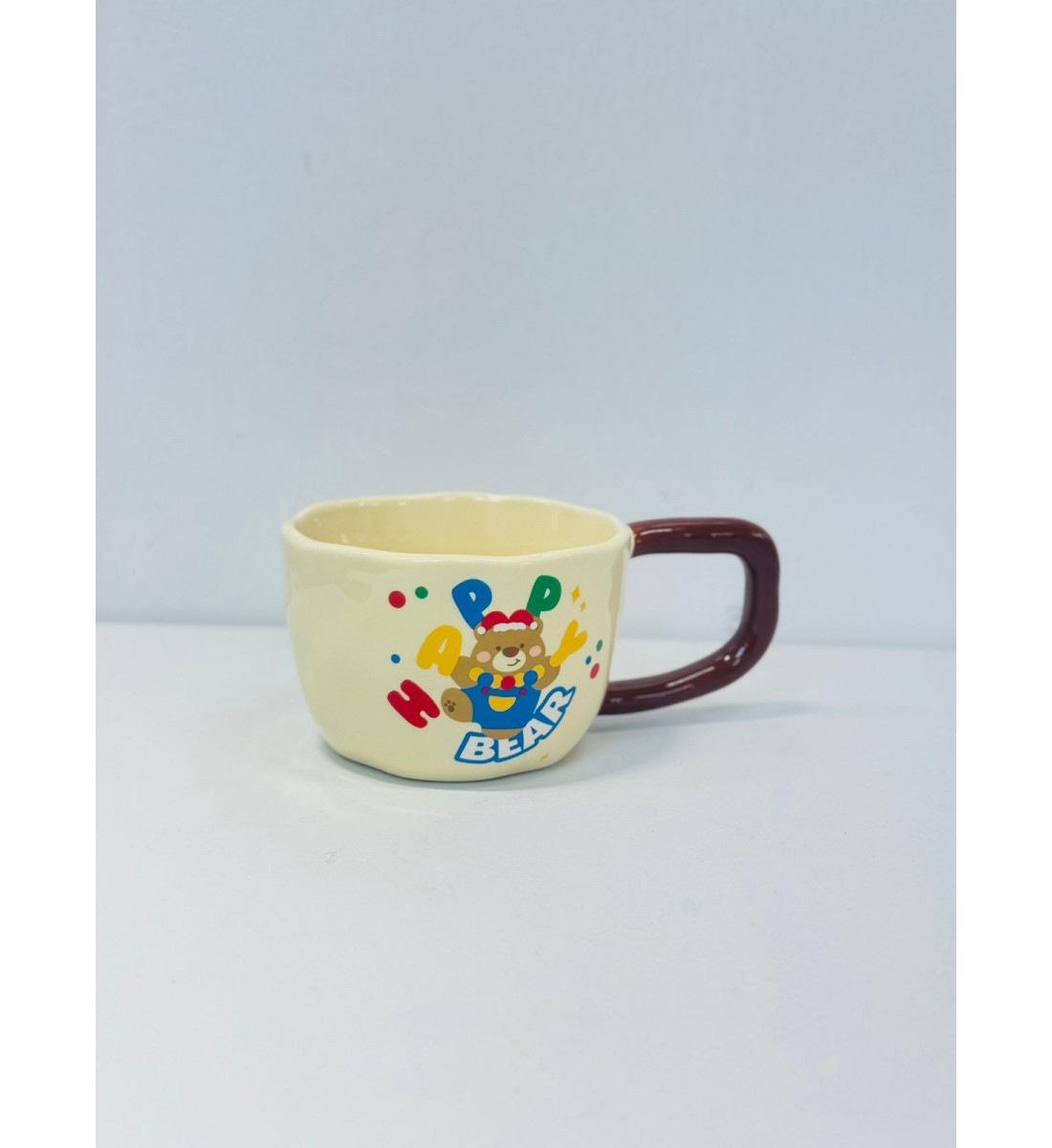 هذا كوب خزفي أنيق باللون الكريمي الفاتح مع مقبض بلون بني داكن يمنحه لمسة مميزة.