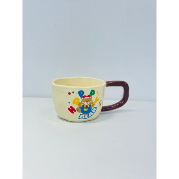 هذا كوب خزفي أنيق باللون الكريمي الفاتح مع مقبض بلون بني داكن يمنحه لمسة مميزة.