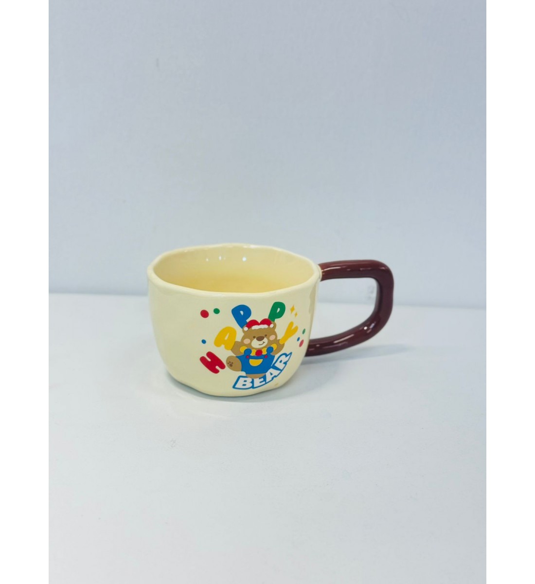 هذا كوب خزفي أنيق باللون الكريمي الفاتح مع مقبض بلون بني داكن يمنحه لمسة مميزة.