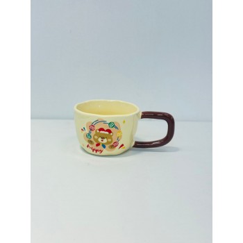 هذا كوب خزفي أنيق باللون الكريمي الفاتح مع مقبض بلون بني داكن يمنحه لمسة مميزة.