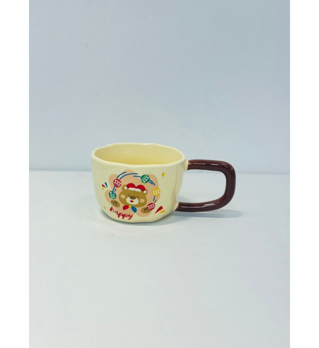 هذا كوب خزفي أنيق باللون الكريمي الفاتح مع مقبض بلون بني داكن يمنحه لمسة مميزة.