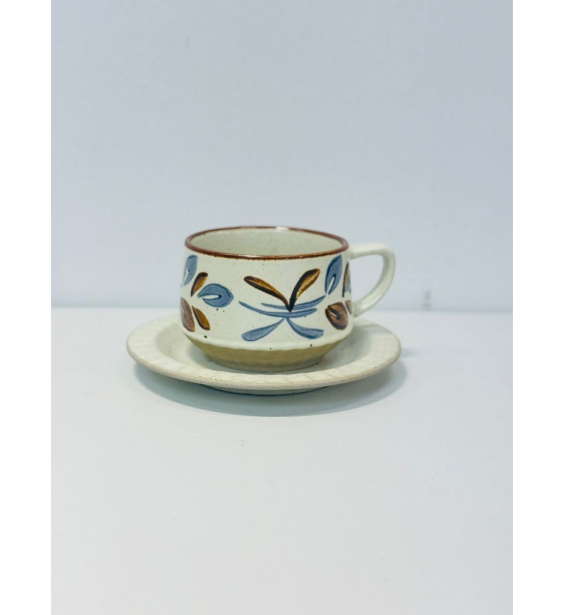 هذا طقم أنيق مكوّن من فنجان وصحن خزفي هذا طقم أنيق مكوّن من فنجان وصحن خزفي هذا طقم أنيق مكوّن من فنجان وصحن خزفي هذا طقم أنيق مكوّن من فنجان وصحن خزفي