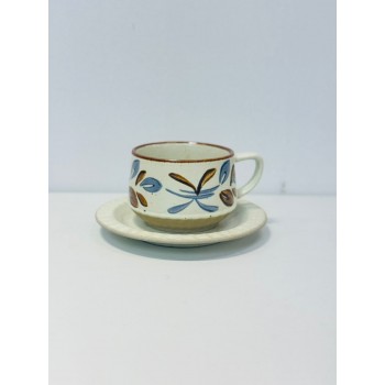 هذا طقم أنيق مكوّن من فنجان وصحن خزفي هذا طقم أنيق مكوّن من فنجان وصحن خزفي