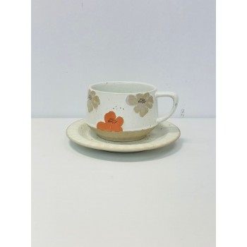 هذا طقم أنيق مكوّن من فنجان وصحن خزفي بتصميم يدوي مميز.لقطعة باللون الأبيض المائل للكريمي مع نقاط صغيرة متناثرة بالرمادي