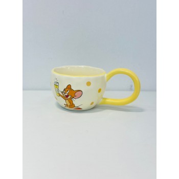 هذا كوب خزفي لطيف باللون العاجي الفاتح،مزين برسمة شخصية جيري الشهيرة من كرتون Jerry 