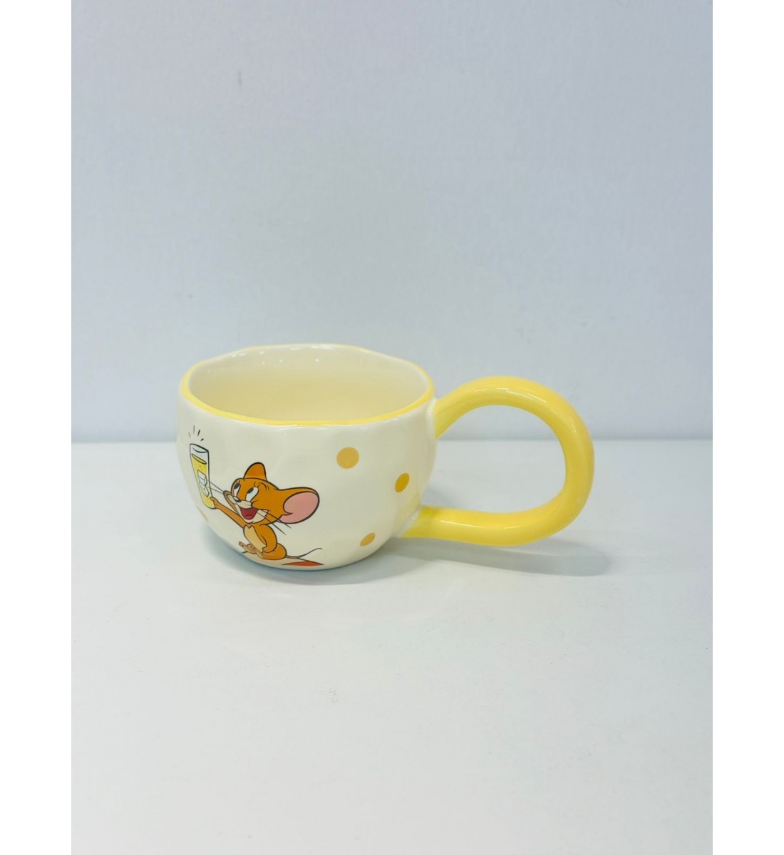 هذا كوب خزفي لطيف باللون العاجي الفاتح،مزين برسمة شخصية جيري الشهيرة من كرتون Jerry 