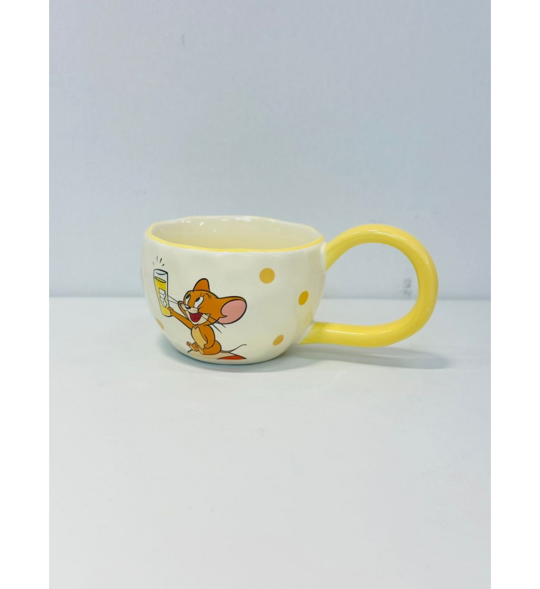 هذا كوب خزفي لطيف باللون العاجي الفاتح،مزين برسمة شخصية جيري الشهيرة من كرتون Jerry 