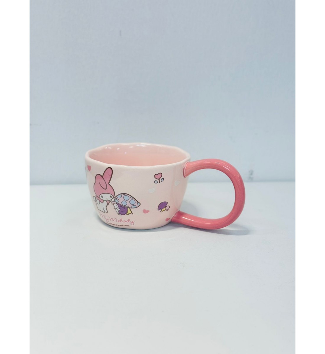 هذا كوب خزفي لطيف باللون الوردي الفاتح مع مقبض وداخلي بلون وردي برسمة شخصية My Melody