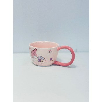 هذا كوب خزفي لطيف باللون الوردي الفاتح مع مقبض وداخلي بلون وردي برسمة شخصية My Melody