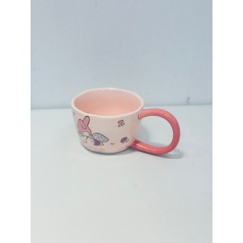 هذا كوب خزفي لطيف باللون الوردي الفاتح مع مقبض وداخلي بلون وردي برسمة شخصية My Melody