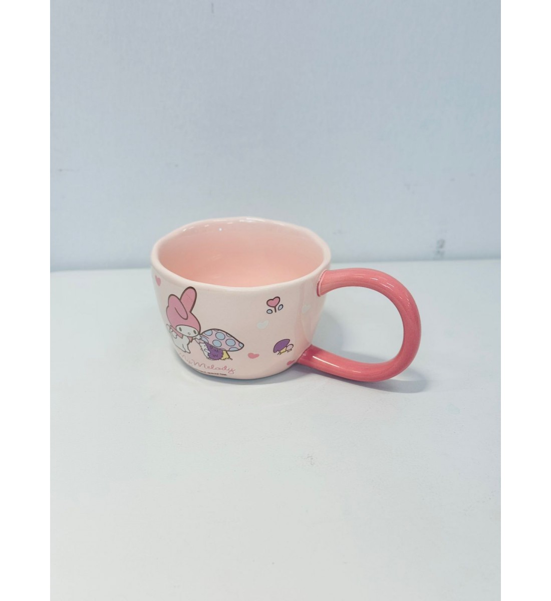 هذا كوب خزفي لطيف باللون الوردي الفاتح مع مقبض وداخلي بلون وردي برسمة شخصية My Melody