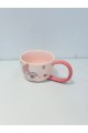 هذا كوب خزفي لطيف باللون الوردي الفاتح مع مقبض وداخلي بلون وردي برسمة شخصية My Melody