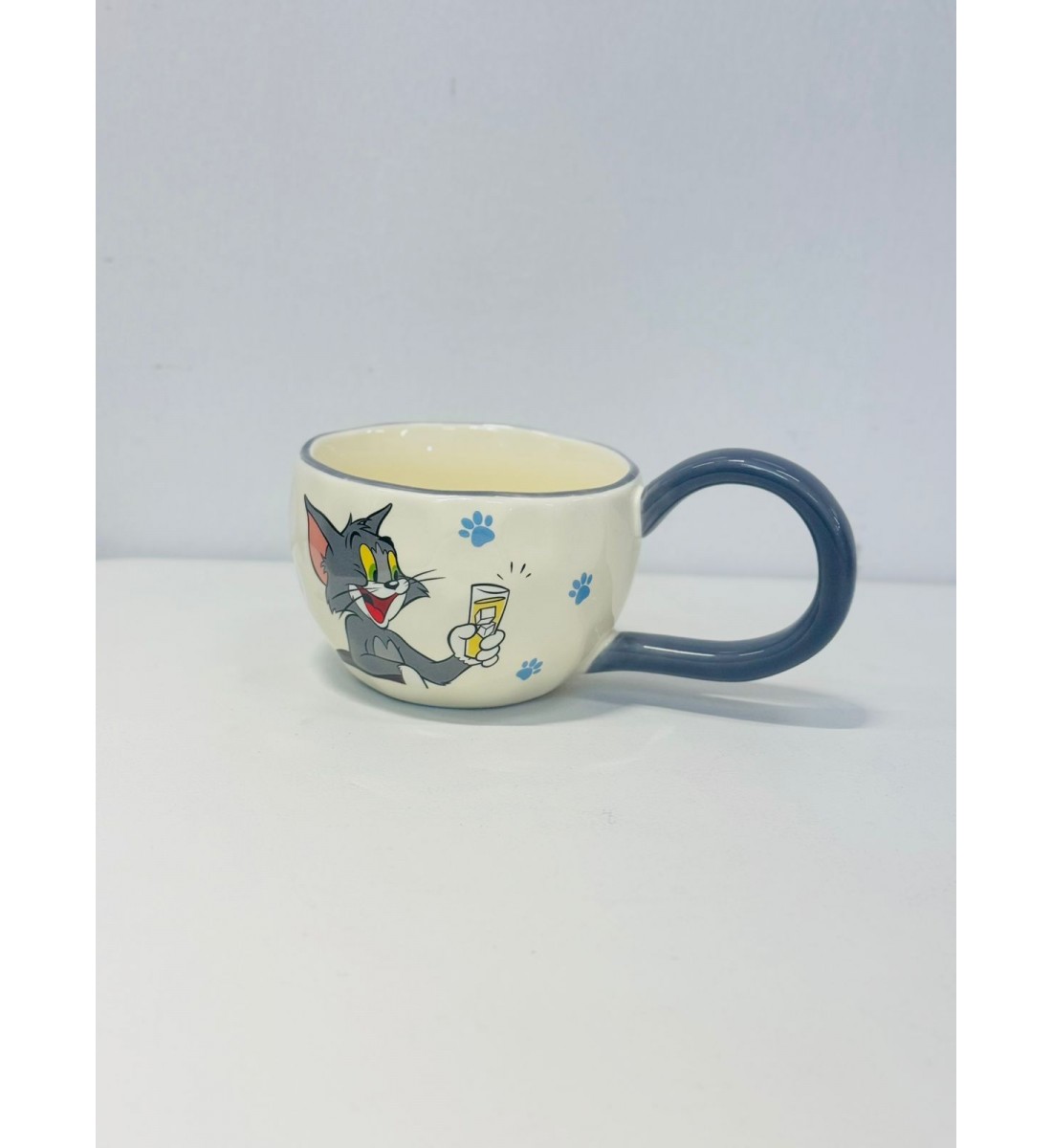 هذا كوب خزفي أنيق باللون العاجي الفاتح،مزين برسمة شخصية جيري الشهيرة من كرتون Tom 