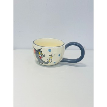 هذا كوب خزفي أنيق باللون العاجي الفاتح،مزين برسمة شخصية جيري الشهيرة من كرتون Tom 