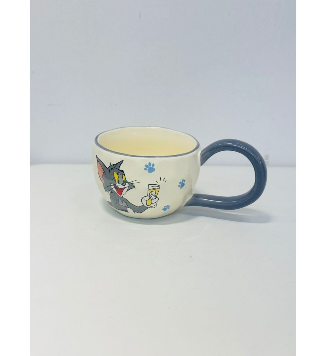 هذا كوب خزفي أنيق باللون العاجي الفاتح،مزين برسمة شخصية جيري الشهيرة من كرتون Tom 