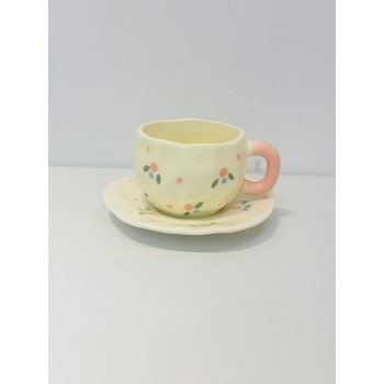 هذا طقم خزفي جميل مكوّن من فنجان وصحن بتصميم ناعم ومرح يأتي باللون الكريمي الفاتح مع رسومات صغيرة لزهور متناثرة بألوان وردي، أزرق، وأخضر 